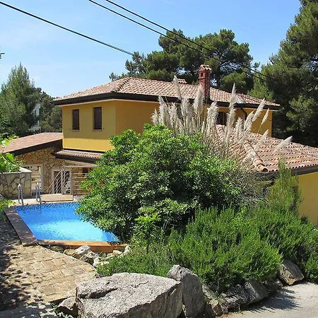 Yellowhouse Ferienhaus Kaštel